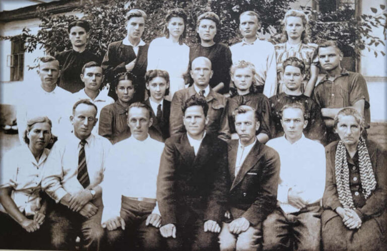 Випуск 10 класу школи робітничої молоді, Кременчук, 1948 рік фото №3269