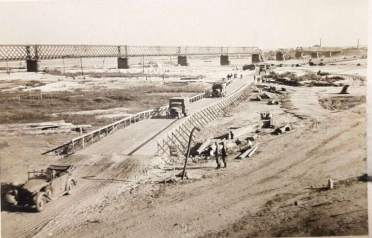 1941 рік, Кременчук: зруйнований міст та переправа, вид на Крюків фото №3275