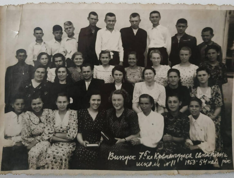 Випуск 7 класу семирічної школи №11, 1954 рік фото №3328