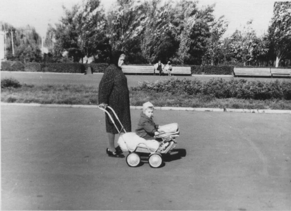 На центральній алеї парку 1960-ті роки фото №3344