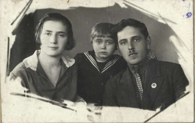 Володя Герцберг з мамою та татом. Кременчук. 1932 рік