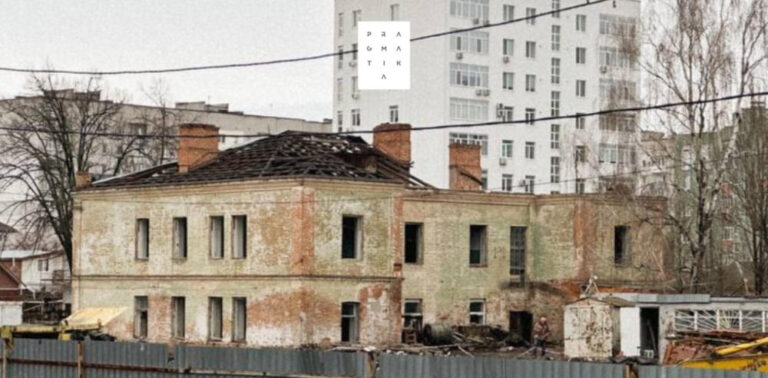 У Кременчуці продовжують розбирати 120-річний будинок