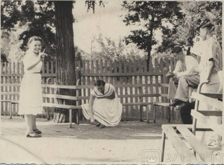 Шкільні друзі на танцмайданчику, 1955 рік фото №3360