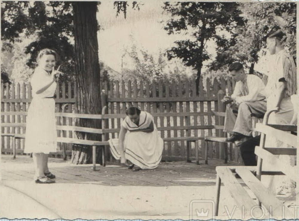 Шкільні друзі на танцмайданчику, 1955 рік фото №3360