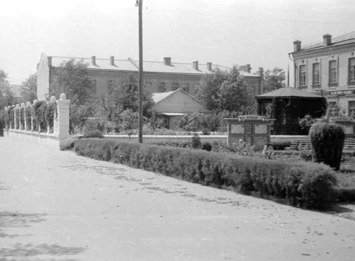 Сквер по вулиці Леніна (нині вулиця Соборна), 1960-ті роки фото №3433