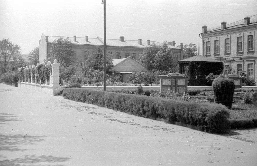 Сквер по вулиці Леніна (нині вулиця Соборна), 1960-ті роки фото №3433