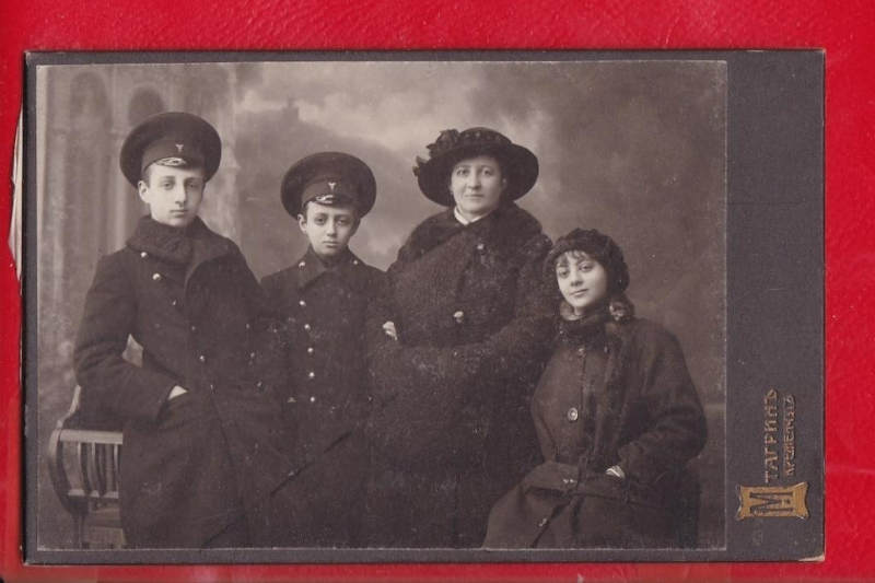 Учні комерційного училища на родинному фото. Кременчук, 1913-1914 рр. (з відкритих джерел).
