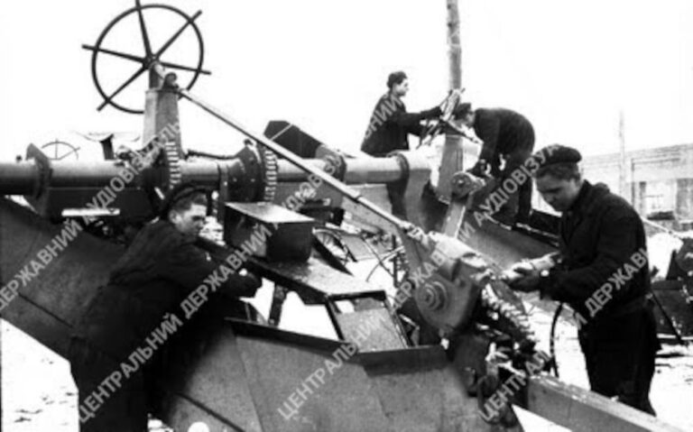 Бригада збирачів заводу дорожніх машин, 1948 рік, фото №3496