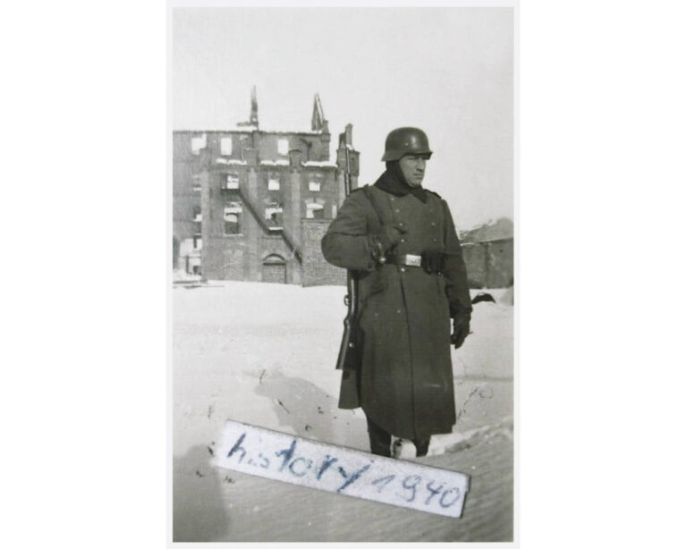 Німецький вартовий біля зруйнованого парового млина, фото №3497