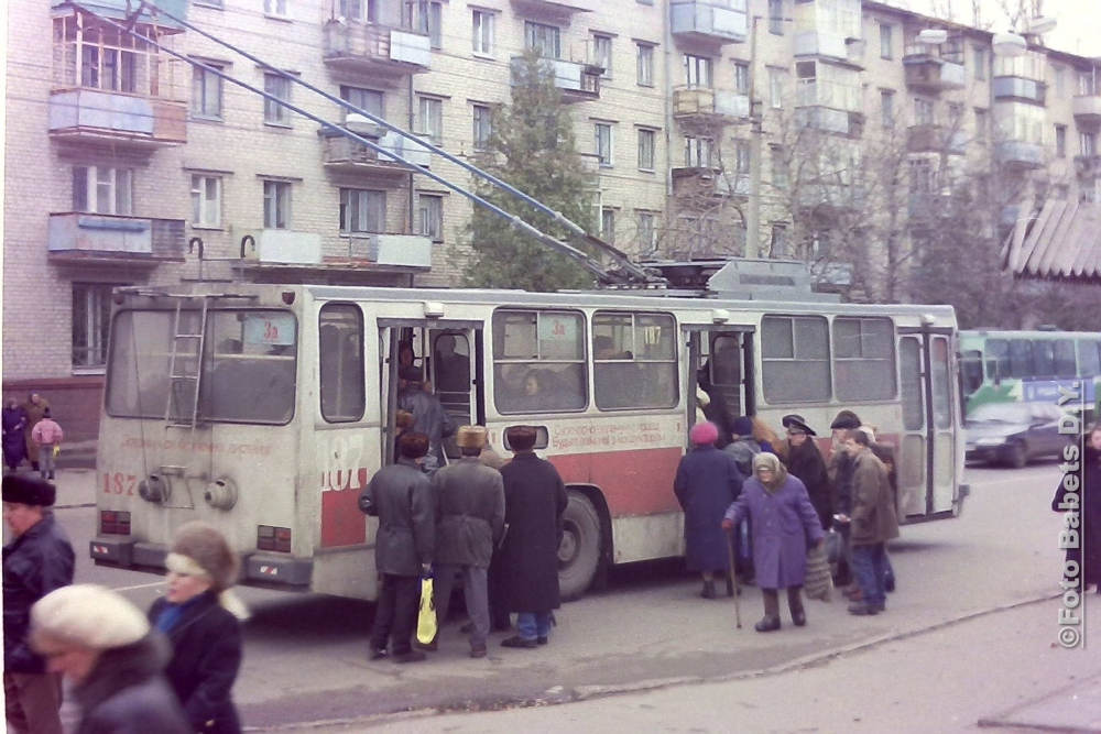 Тролейбус на зупинці "Центр", Кременчук, фото №3543