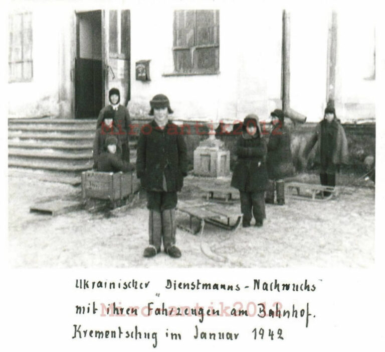 Підлітки-носії багажу, вокзал, 1942 рік, фото №3549