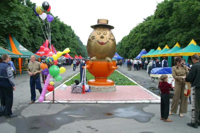 Скульптура «Хитун-Бовтун» в Кременчуці, фото №3577