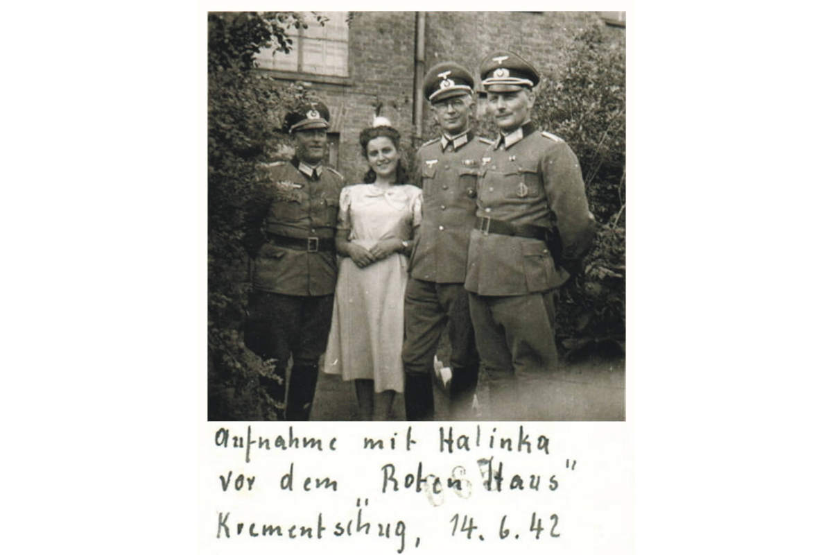 Дівчина та німецькі офіцери, Кременчук, 1942 рік, фото №3649