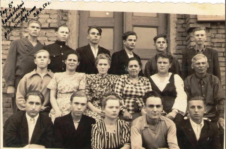 Школа робітничої молоді, Крюків, 1950 рік, фото №3706