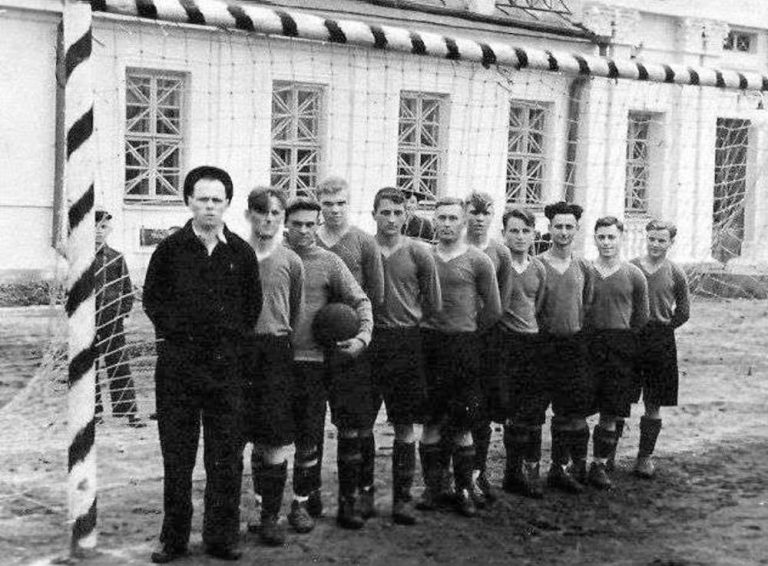 Футбольна команда "Дзержинець", Крюків, 1952 рік, фото №3731