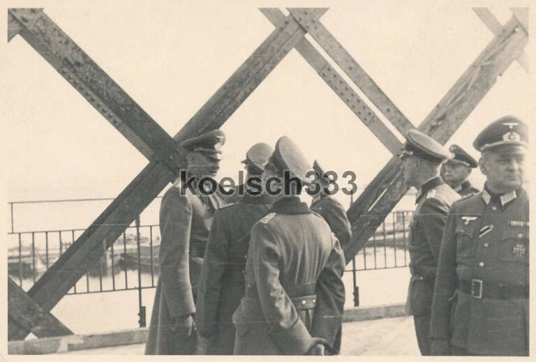 Німецьке керівництво на залізничному мосту, 1941 рік, фото №3782