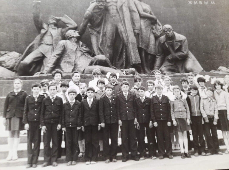 7-А клас біля меморіалу "Вічно живим", 1984 рік, фото №3816