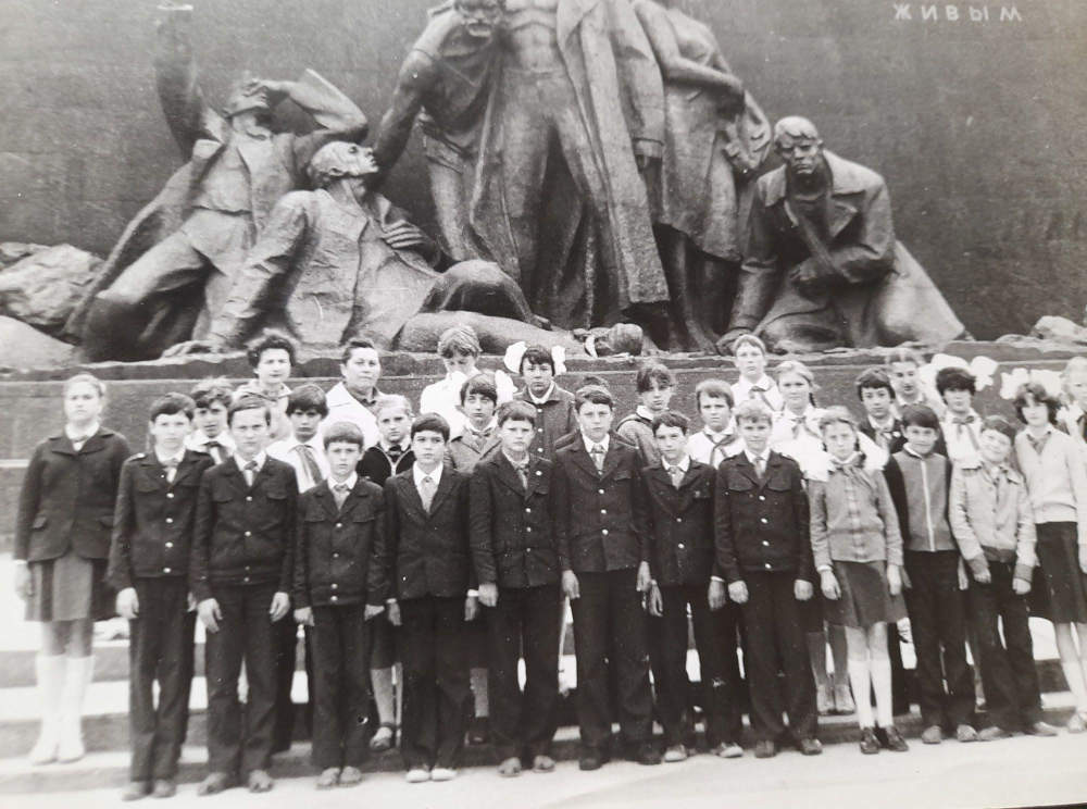 7-А клас біля меморіалу "Вічно живим", 1984 рік, фото №3816