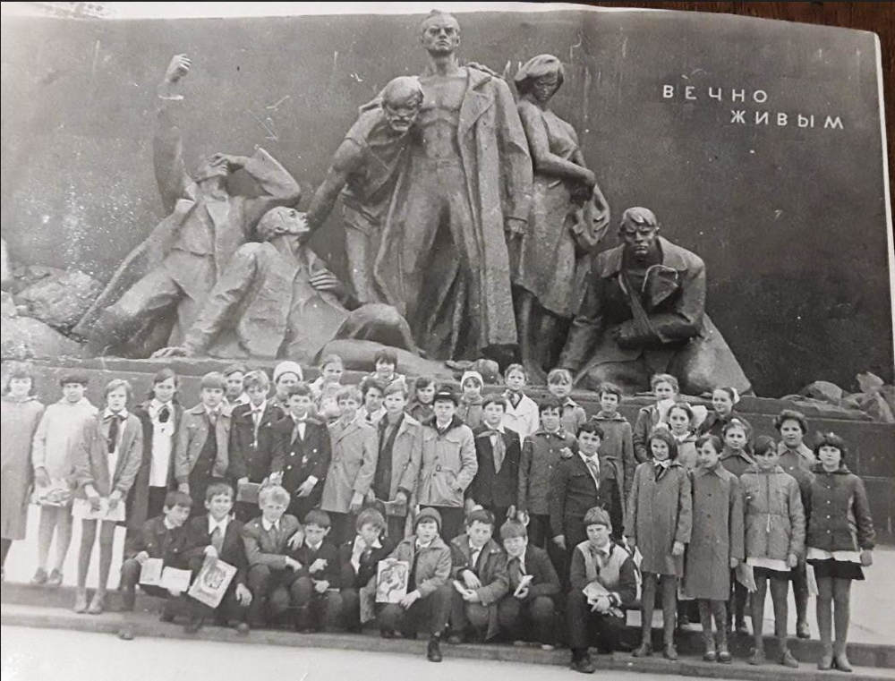 5-Г клас, школи №28 біля меморіалу "Вічно живим", 1982 рік, фото №3843