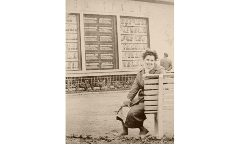 Біля Дошки пошани в Жовтневому сквері, 1962 рік, фото №3893
