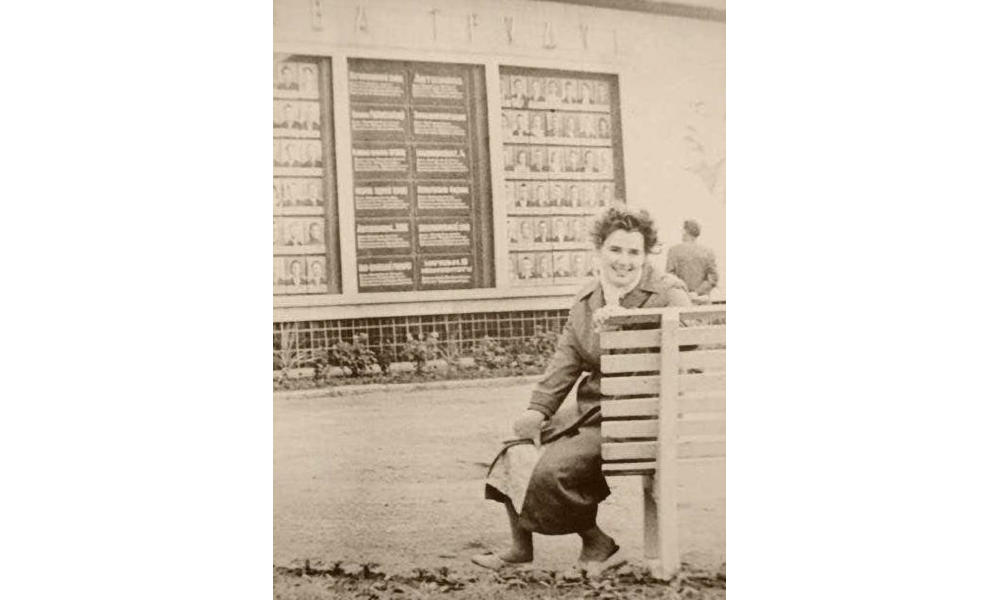 Біля Дошки пошани в Жовтневому сквері, 1962 рік, фото №3893