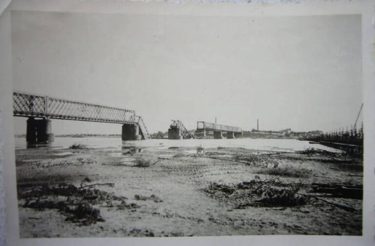 Вид на Крюків, та зруйнований міст, 1941 рік, фото №3917