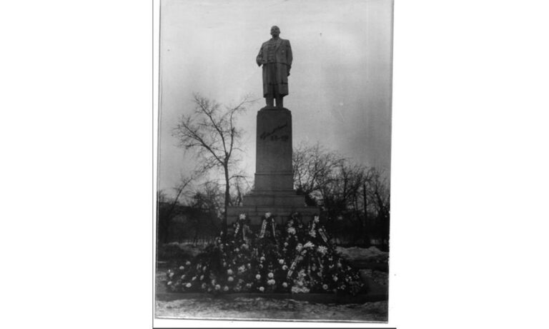 Пам' ятник біля входу в сквер МЮДа, фото №3922