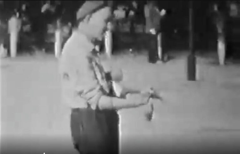Коля-балалаєчник міська знаменитість Кременчука 1990х, відео 4011