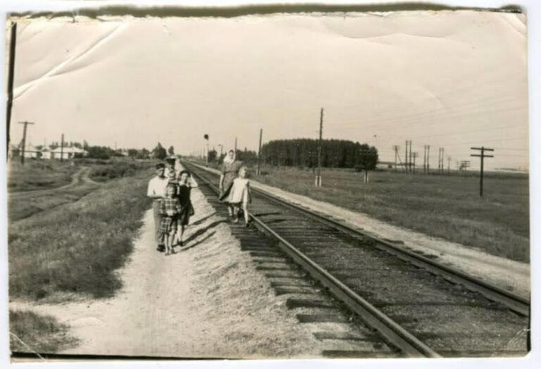 Родина Шерстюків йде зі сторони Лашків в Чередники, 1964-65 рік, фото №4095