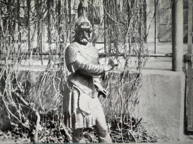 Лицар біля краєзнавчого музею 1982 рік фото №4102