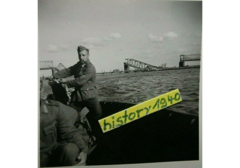 Штурмовий човен на фоні залізничного мосту, 1941 рік, фото №4117