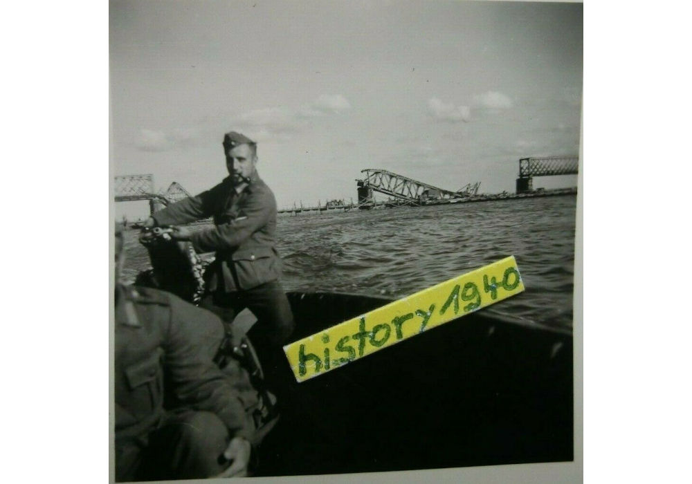 Штурмовий човен на фоні залізничного мосту, 1941 рік, фото №4117