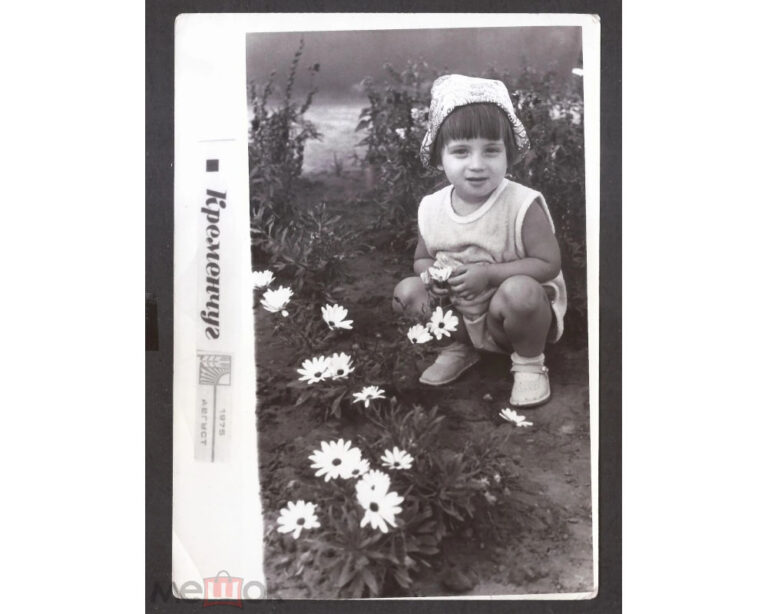 Кременчук, серпень 1975 року: дитина біля квітів, фото №4150