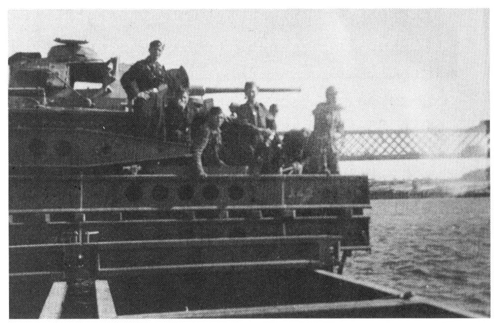 Переправа на паромі німецького танка Pz.Kpfw.III, 1943 рік, фото №4156