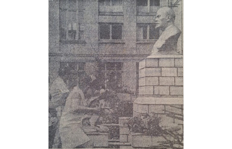 Пам’ятник на подвір’ї школи № 10, 1969 рік, фото №4163