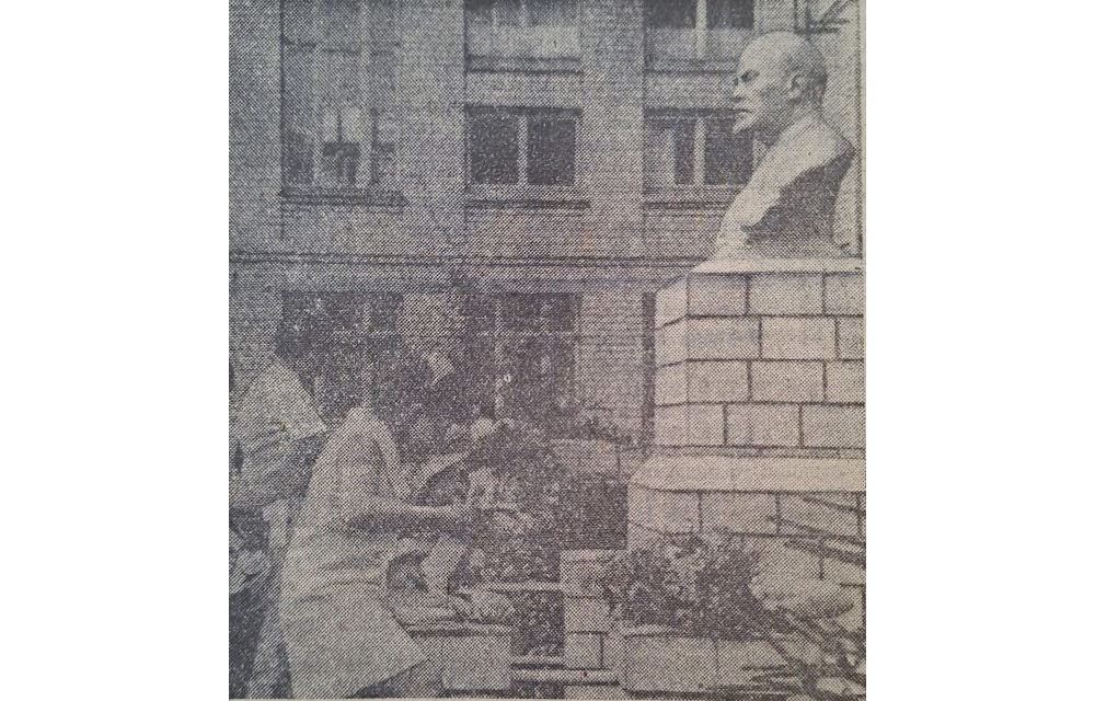 Пам’ятник на подвір’ї школи № 10, 1969 рік, фото №4163