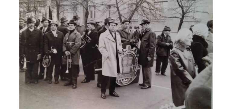 7 листопада 1975 року: працівники заводу лиття і штампування на демонстрації, архівне фото №4176