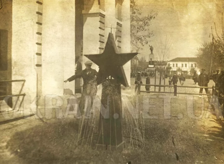 Фонтан біля будинку Офіцерів Кременчук 1934 рік фото 240