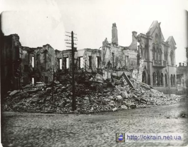 Зруйнований німцями будинок Піонерів 1943 рік фото 286