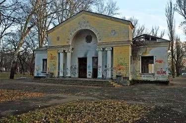 Городской сад. Развалины клуба железнодорожников.