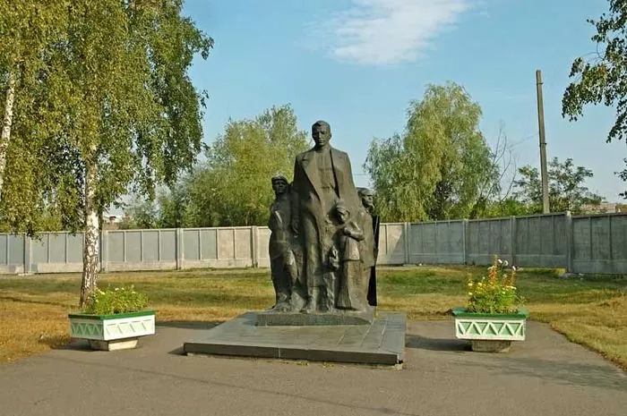 Пам'ятник «Макаренка та діти» фото 237