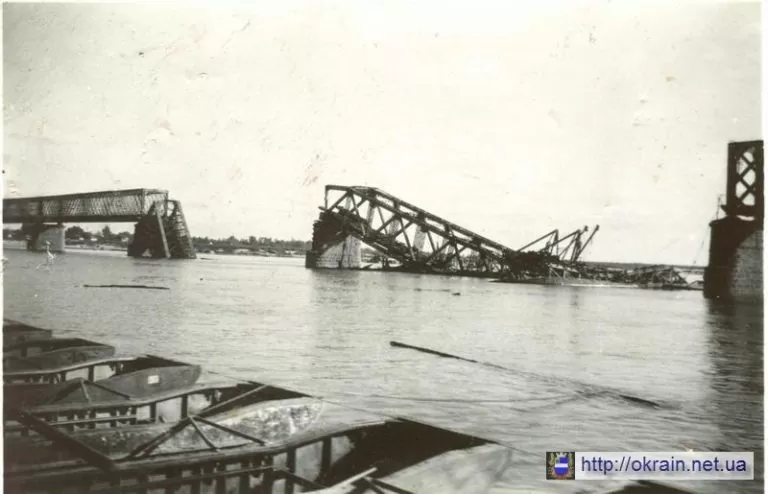 Разрушенный мост через Днепр в Кременчуге 1941 год - фото № 369