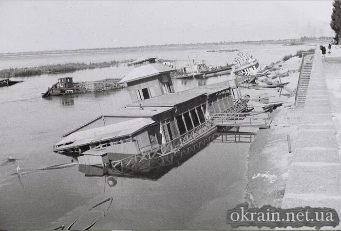 Разрушенная лодочная станция в Кременчуге 1941 год - фото № 509