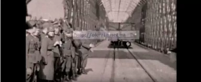 Паровоз їде по відновленому німцями Крюківському мосту 1941 відео 584