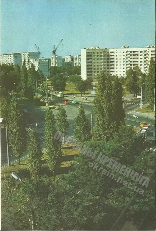 Фотография пересечения улицы Киевской и проспекта Свободы в Кременчуге. Вид на «немецкий дом» 1986 год