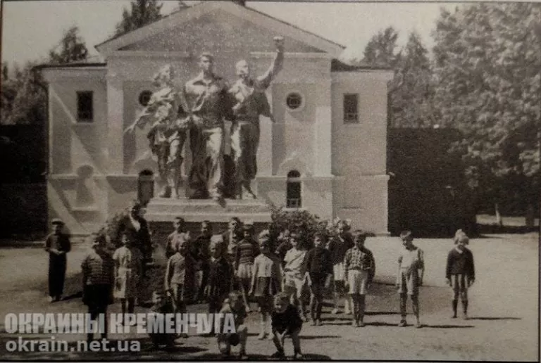 Скульптура «Дружба народов» в Крюкове - фото №1766