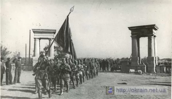 Кто идет под знаменем? - история одной фотографии сделанной в Кременчуге
