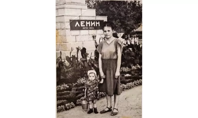 Біля пам'ятника у Біржовому сквері 1953 рік фото 2515