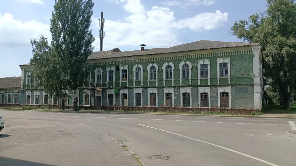 Стара будівля колишньої харчосмакової фабрики на вулиці Сумський, навпроти молокозаводу