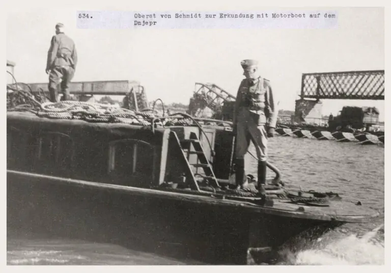 Німецький полковник на трофейному радянському катері 1941 рік, фото №3426